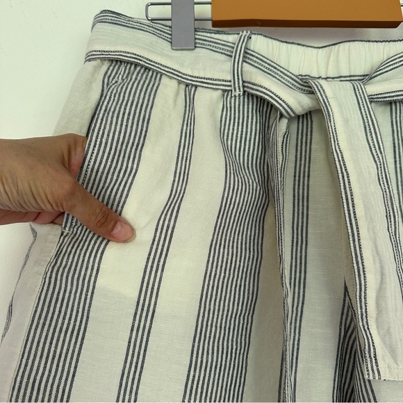 Eddie Bauer | Blue & White Striped Linen Blend Shorts with Belt - Picture 3 of 10